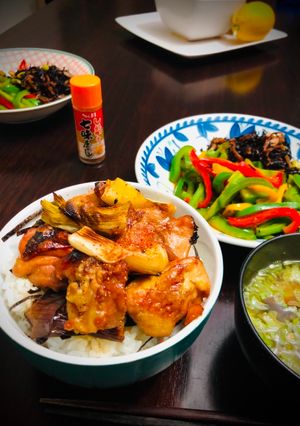 Una foto de Pollo a la parrilla bol Japonés JYAKITORIDON🇺🇾🇯🇵焼き鳥丼