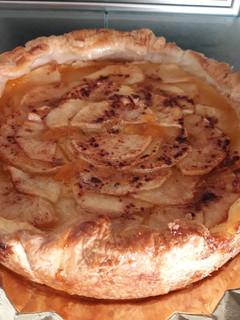 Una foto de Tarta de crema de manzana y hojaldre