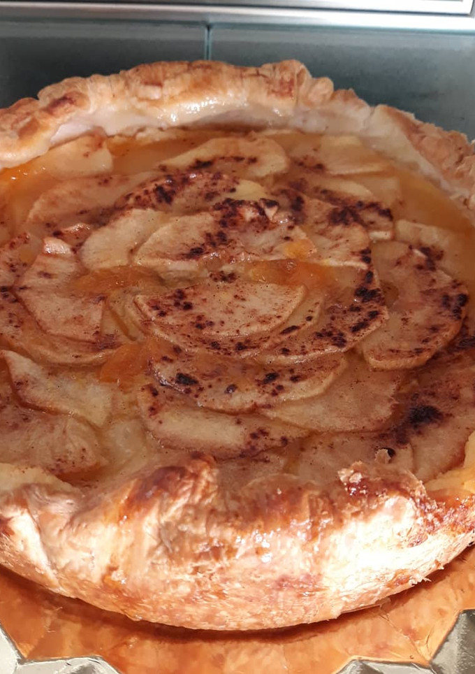 Una foto de Tarta de crema de manzana y hojaldre