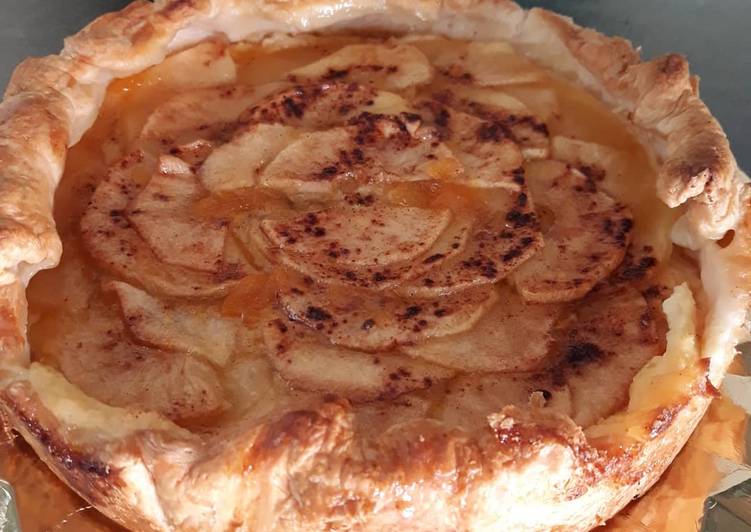 Tarta de crema de manzana y hojaldre