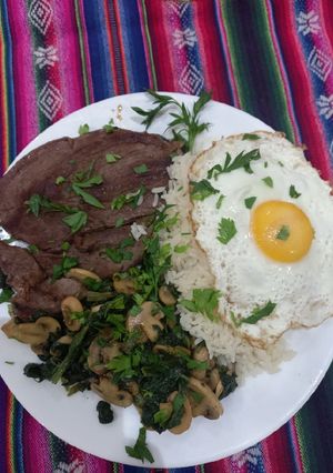 Una foto de Bife de Picaña a la plancha con espinaca y hongos