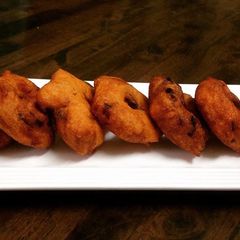 A picture of Urad dhal vada.