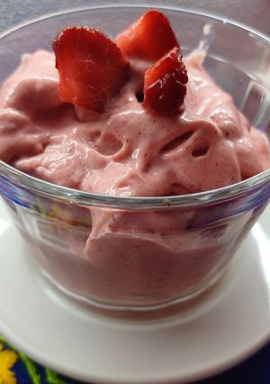 Una foto de Crema helada de banana con frutillas 🍓