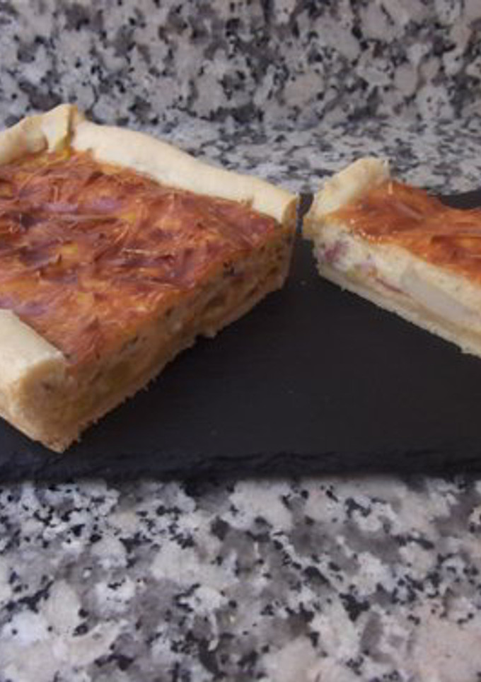 Una foto de Pastel de puerro y  bacon