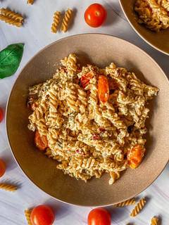 Una foto de Pasta con feta y cherrys