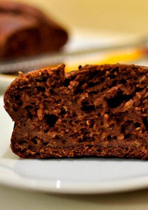 Una foto de Bizcocho de plátano y chocolate. Bajo en grasa y sin azúcares añadidos