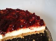 Una foto de cheesecake con gelatina de fresas