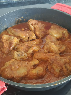 Una foto de Manitas de cerdo en salsa vizcaína