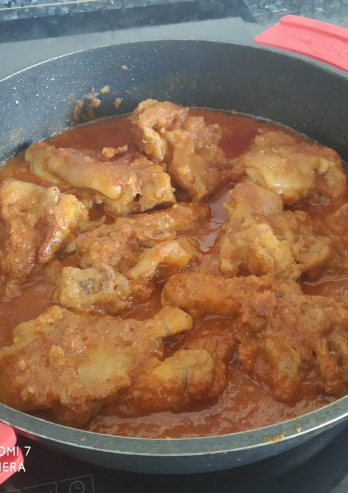 Una foto de Manitas de cerdo en salsa vizcaína