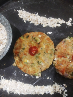 ओट्स उत्तपम (Oats Uttapam recipe in Hindi) रेसिपी मुख्य फोटो