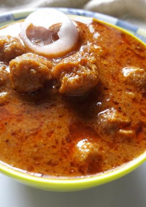 सोयाबीन चा चमचमीत रस्सा (soyabeancha chamchamit rassa recipe in marathi) रेसिपी चे मुख्य फोटो 