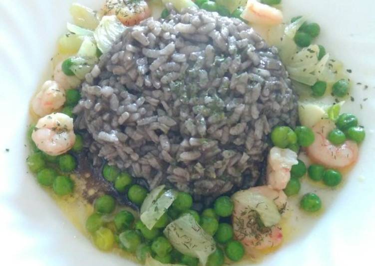 Arroz negro con gambas y guisantes
