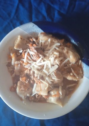 Una foto de Ravioles caseros de jamón y queso y de pollo