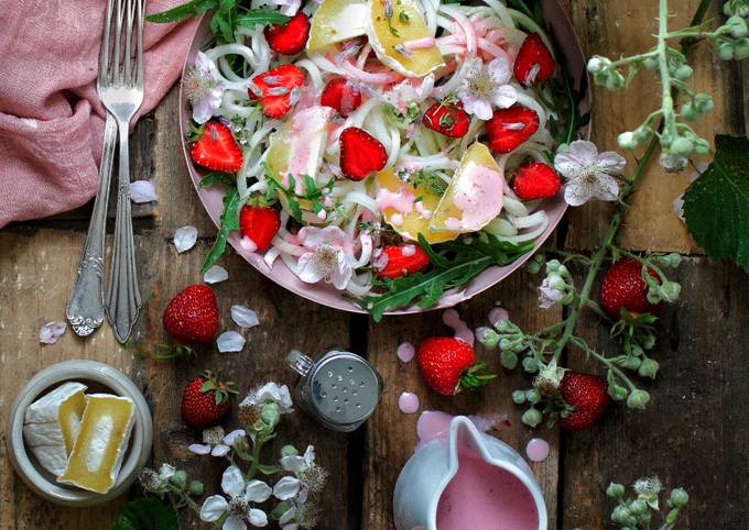 Kohlrabi-Rucola Salat mit Erdbeeren