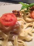 Tagliatelle con crema di caciocavallo e noci, pomodori e basilico