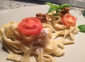 Foto di Tagliatelle con crema di caciocavallo e noci, pomodori e basilico