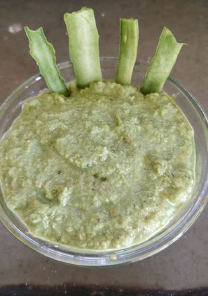 તુરીયા ની છાલ ની ચટણી(Ridge Guard Peel Chutney recipe in Gujarati રેસીપી મુખ્ય ફોટો