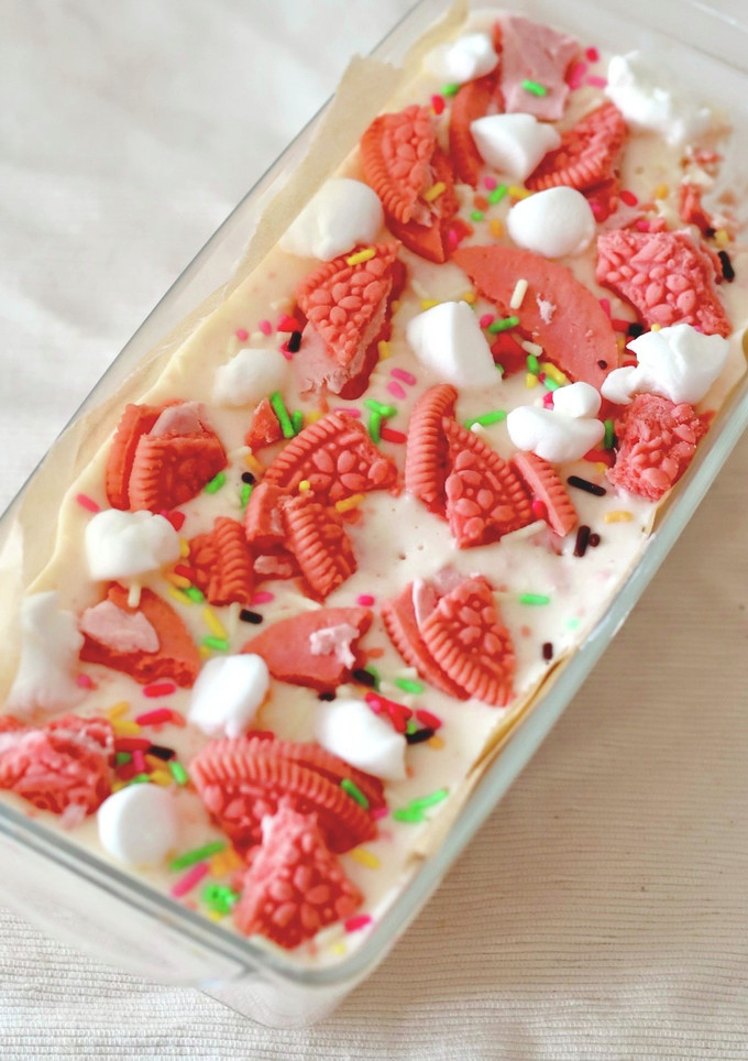 A picture of No-Bake Cookie Cream Cheesecake.