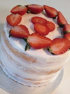 Una foto de Tarta de crema de limón y fresas rellena de mora