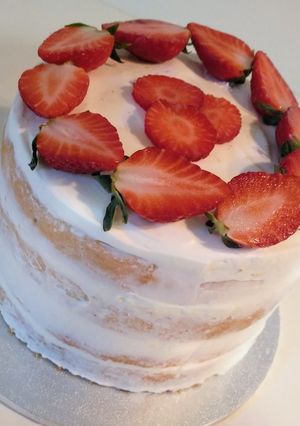Una foto de Tarta de crema de limón y fresas rellena de mora