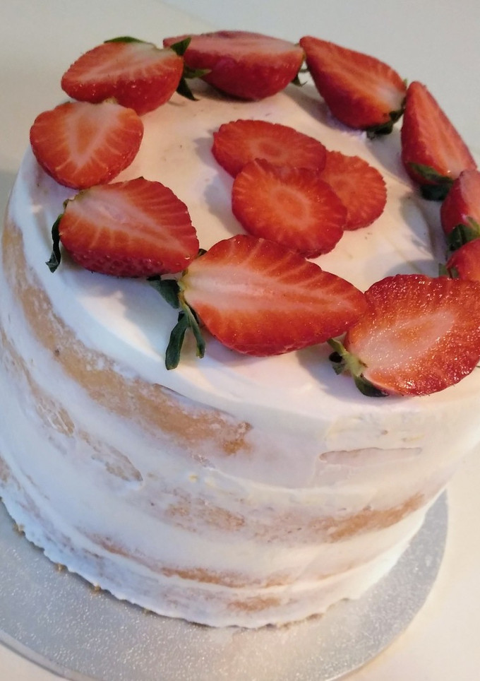 Una foto de Tarta de crema de limón y fresas rellena de mora