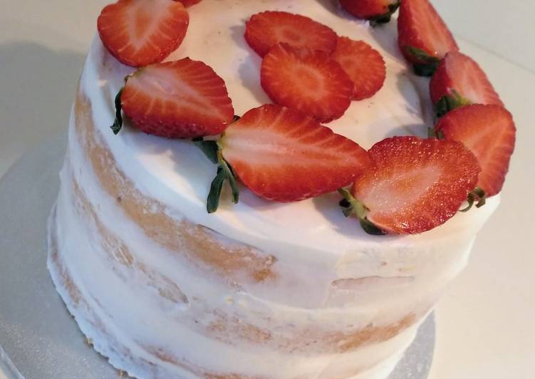 Tarta de crema de limón, fresas y corazón de moras