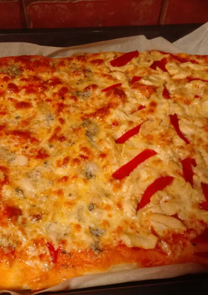 Una foto de Pizza mixta de roquefort y pollo con pimientos del piquillo