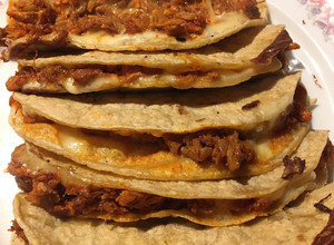 Una foto de Quesadillas de chicharrón prensado