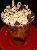 Torta en vaso de brownie manjar y frosting de chocolate