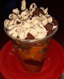 Torta en vaso de brownie manjar y frosting de chocolate