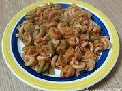 Una foto de pasta con pollo y tomate