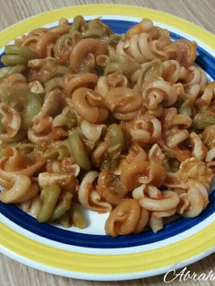 Una foto de Pasta con pollo y salsa de tomate