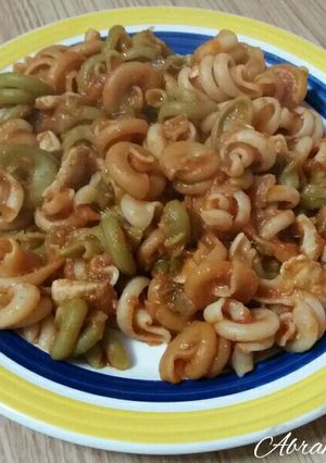 Una foto de Pasta con pollo y salsa de tomate