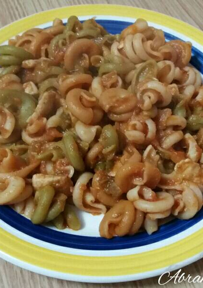 Una foto de Pasta con pollo y salsa de tomate