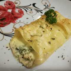Una foto de Enrollado de pasta con pollo, jamón y queso