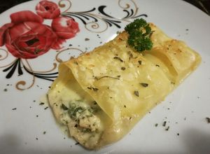 Una foto de Enrollado de pasta con pollo, jamón y queso