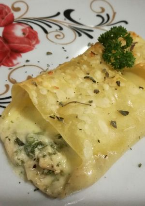 Una foto de Enrollado de pasta con pollo, jamón y queso
