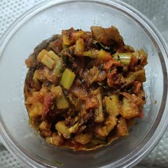A picture of हराप्याज आलू टमाटर की सब्जी.