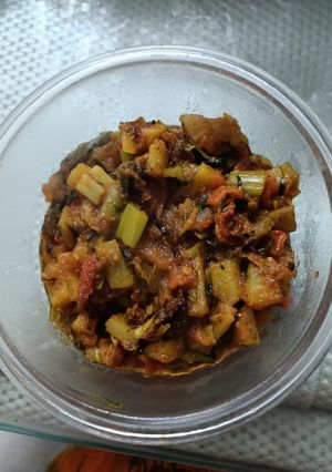 A picture of हराप्याज आलू टमाटर की सब्जी.