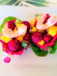 Foto principal de Cóctel tropical con pitaya y mayonesa de pitaya