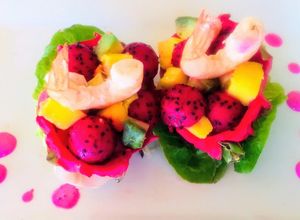 Foto principal de Cóctel tropical con pitaya y mayonesa de pitaya
