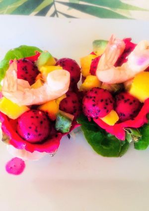 Una foto de Cóctel tropical con pitaya y mayonesa de pitaya