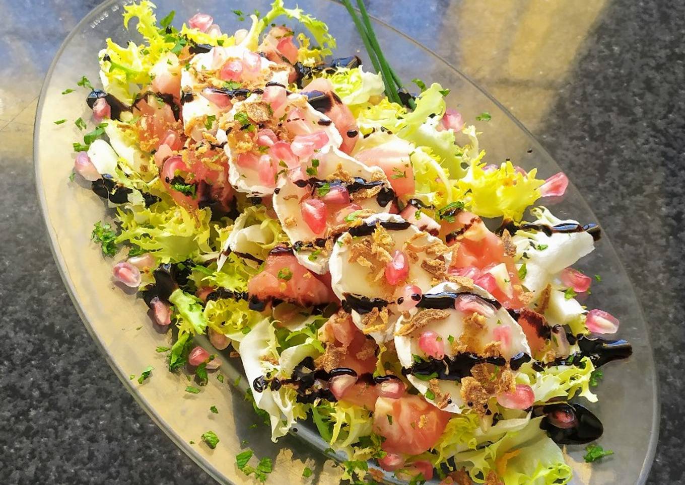 Ensalada de escarola, rulo de cabra y Granada