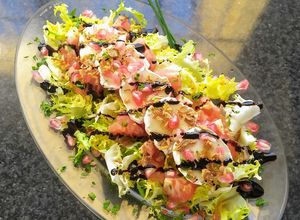Foto principal de Ensalada de escarola, rulo de cabra y Granada