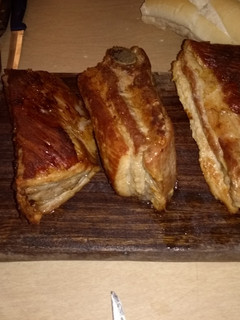 Una foto de Pechito de cerdo con ensalada fresca