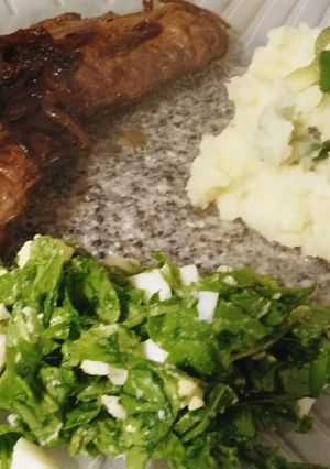 Una foto de Hígado al vino tinto y cebollas, puré de papas al verdeo y ensalada de rúcula con huevo