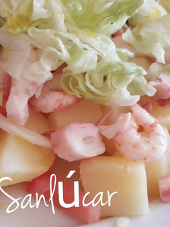 Una foto de Ensalada de patata templada con gambas y pulpo