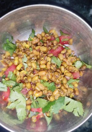 मूंग मोठ की चाट (moong ki chaat recipe in Hindi) रेसिपी मुख्य फोटो