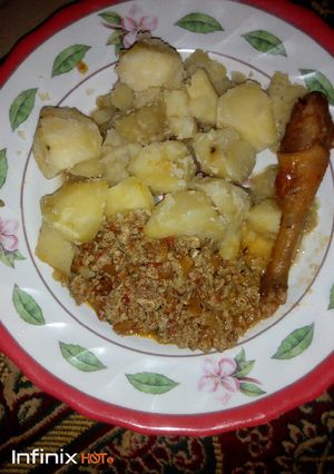 Dafaffen dankali me sauce da kaza ainihin hoton girkin