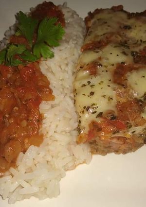 Una foto de Pan de carne individual relleno de jamón, salsa fileto y muzzarella